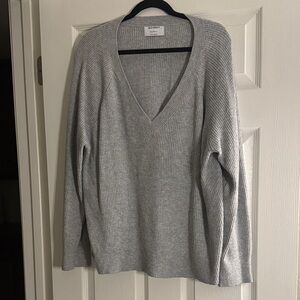 Old Navy Women's V-Neck Sweater in Gray